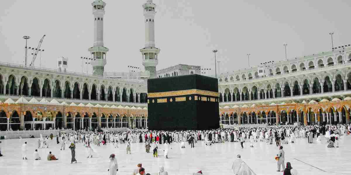 Best Time to Perform Umrah in 2025 | Your Complete Guide