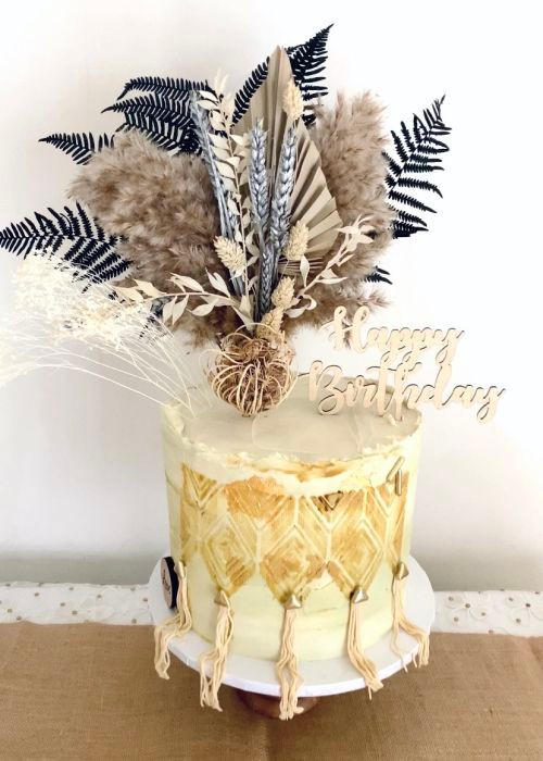 Luxurious Bespoke Girly Cakes in London by Pearls and Crumbs